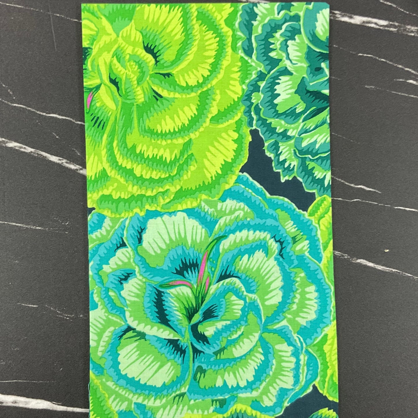 Kaffe Fassett Collective August 2025 : Picotee Carnations Green PWPJ133.GREEN