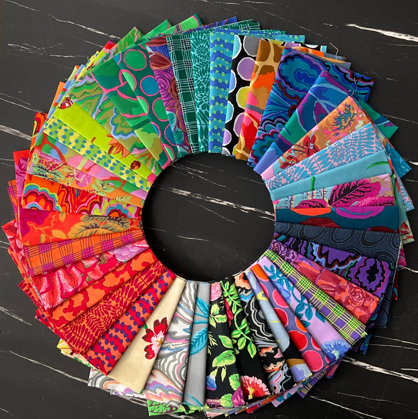 Kaffe Fassett Collective February 2025 : House Leeks Pink - PWPJ113.PINK