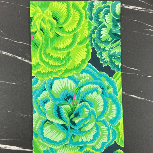 Kaffe Fassett Collective August 2025 : Picotee Carnations Green PWPJ133.GREEN