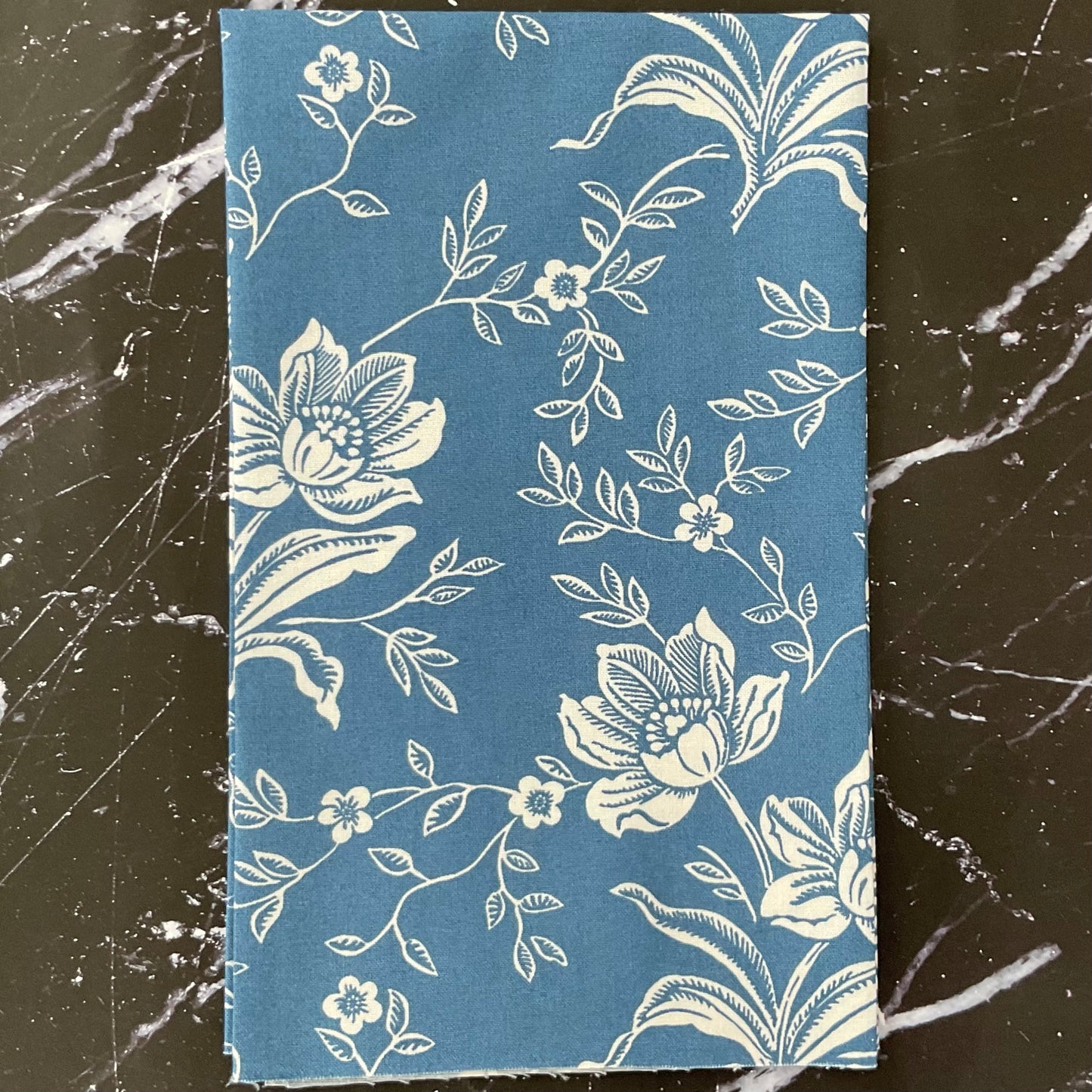 Denim et marguerites par Fig Tree &amp; Co. : Woodcut Bloom Denim 35380 17