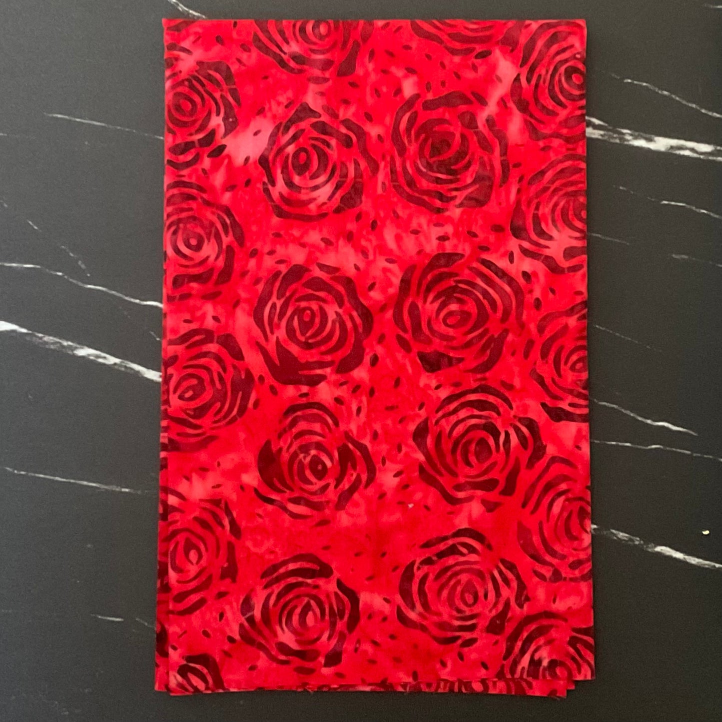 Splendor Quiltessentials 7 Batiks par Anthology Fabrics : Roses Valentine 446Q-1