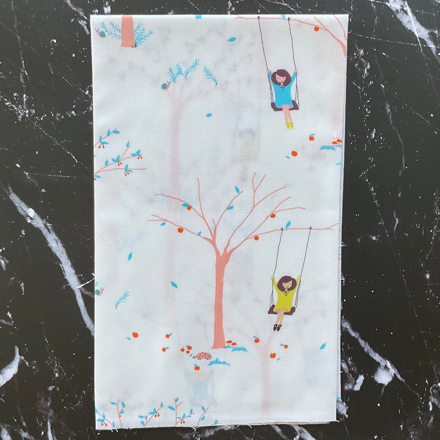 Pips par Aneela Hoey - Pips Girl sur une balançoire dans un arbre 24590 11
