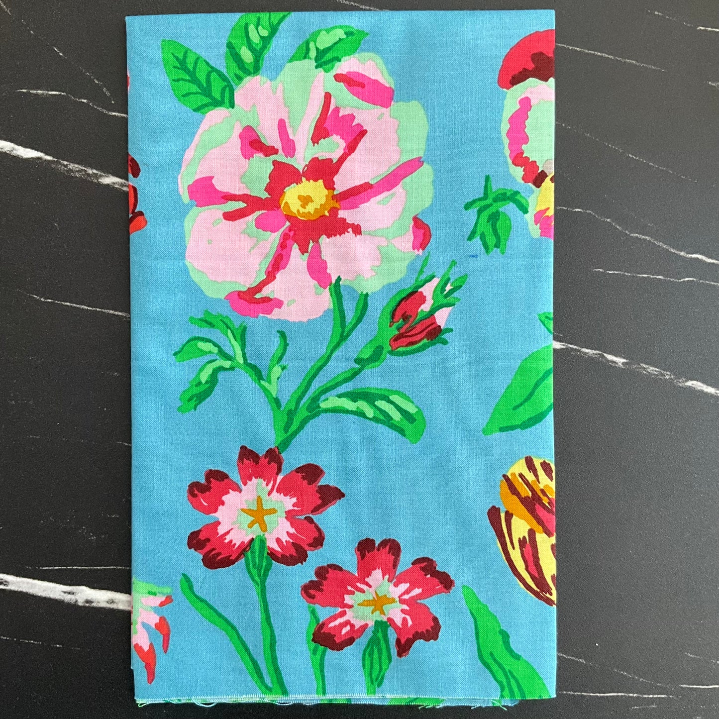 Kaffe Fassett Collective February 2025 : Flower Studies - Blue PWGP205.BLUE