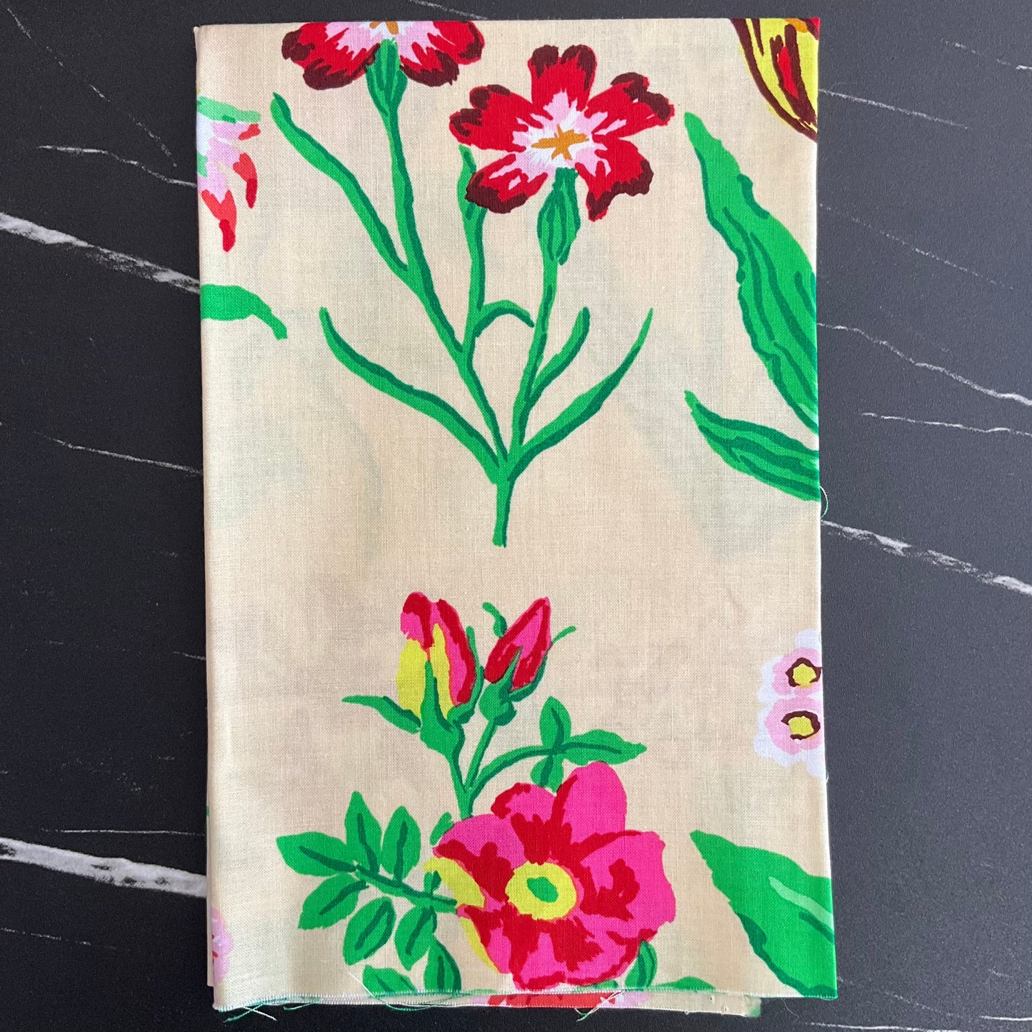 Kaffe Fassett Collective February 2025 : Flower Studies - Ecru PWGP205.ECRU