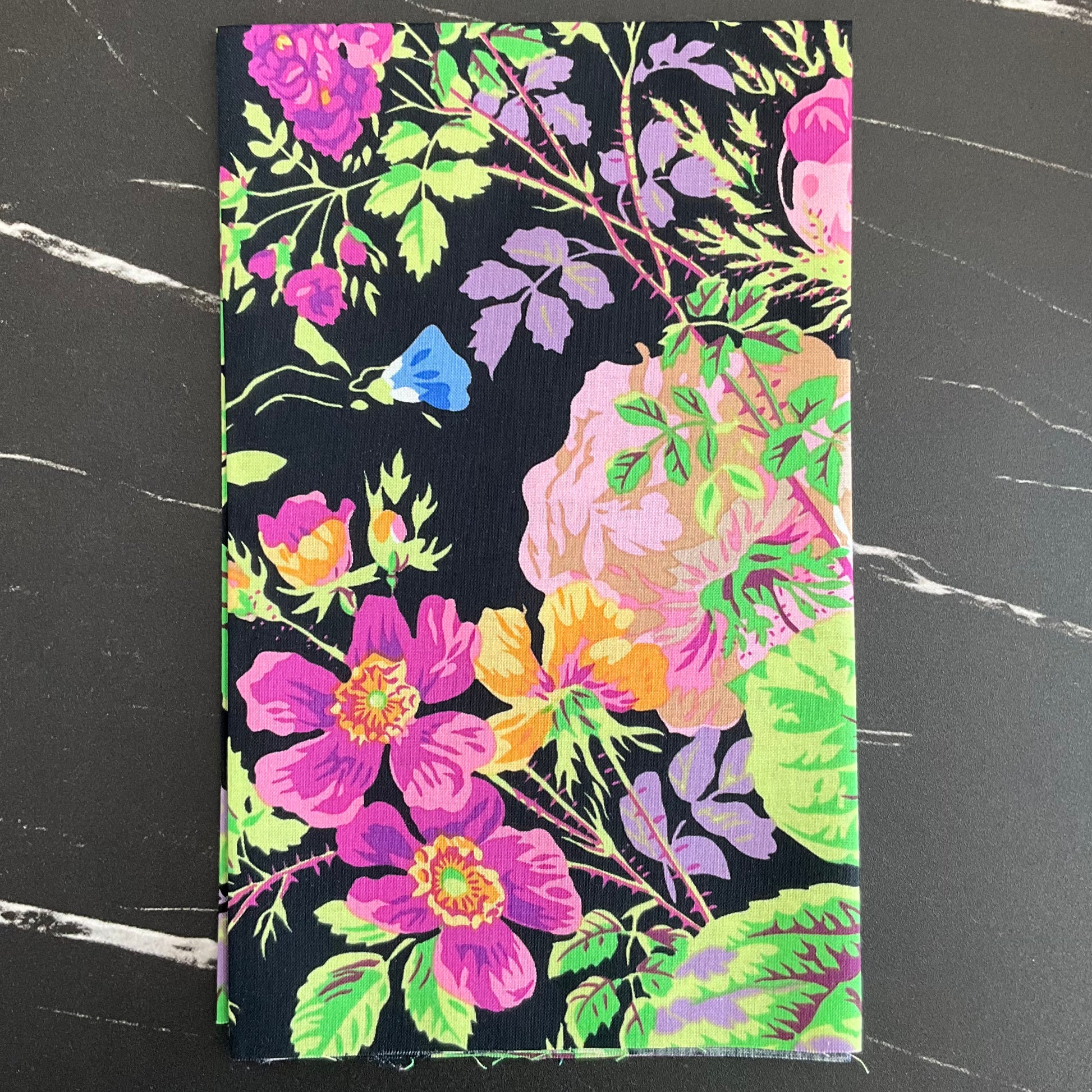 Kaffe Fassett Collective February 2025 : Grandi Floral Contrast - PWPJ053.CONTRAST