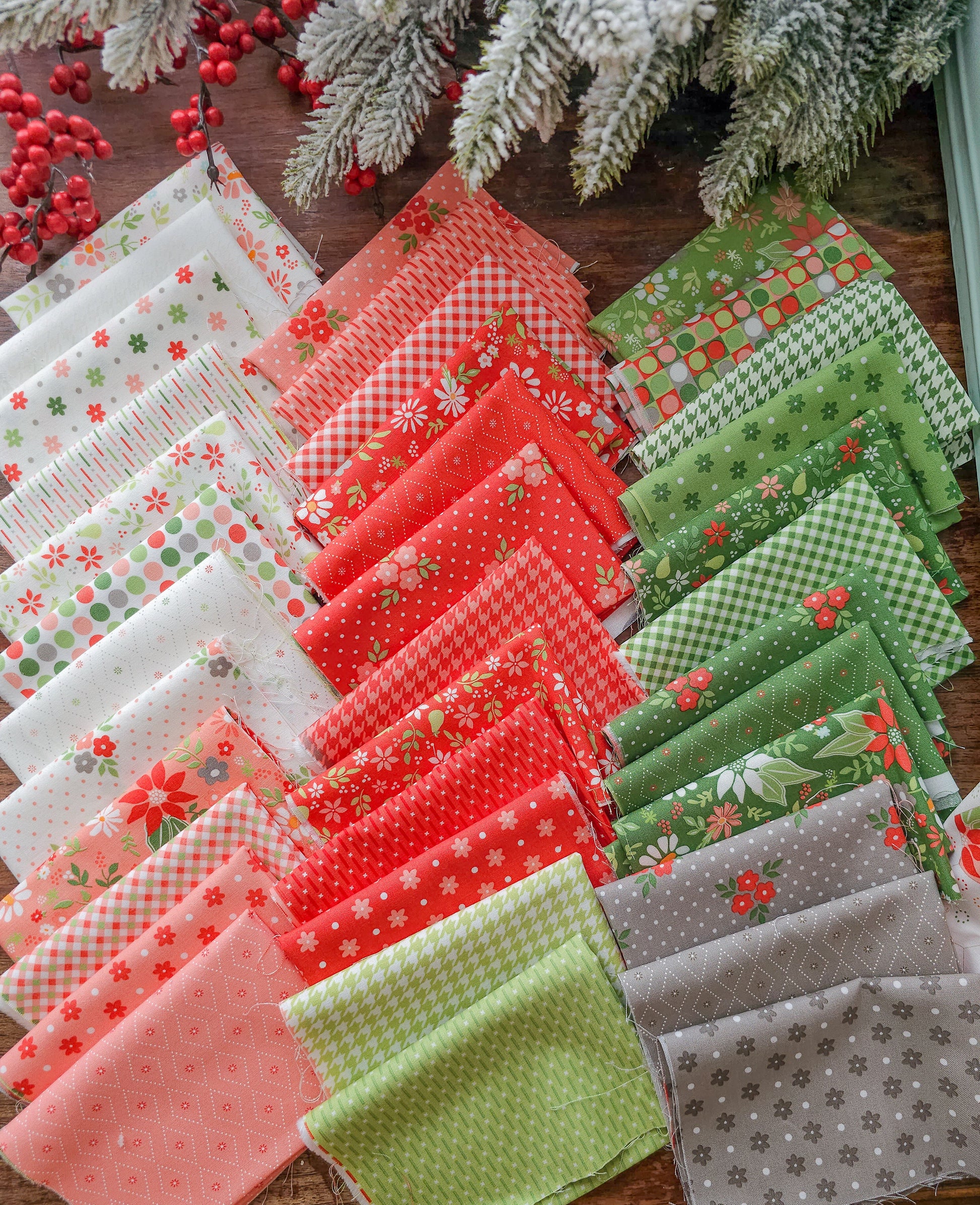 Poinsettia & Pear by Sherri & Chelsi : Wreath and Pine Quilt Kit