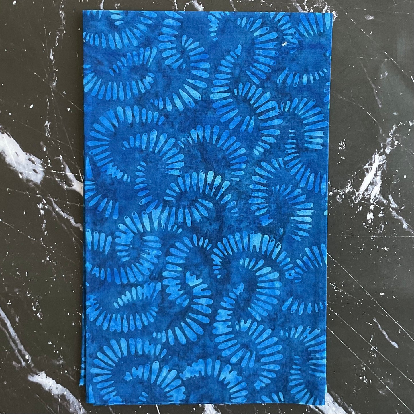 Splendor Quiltessentials 7 Batiks by Anthology Fabrics : Citrus Slice Indigo 440Q-7