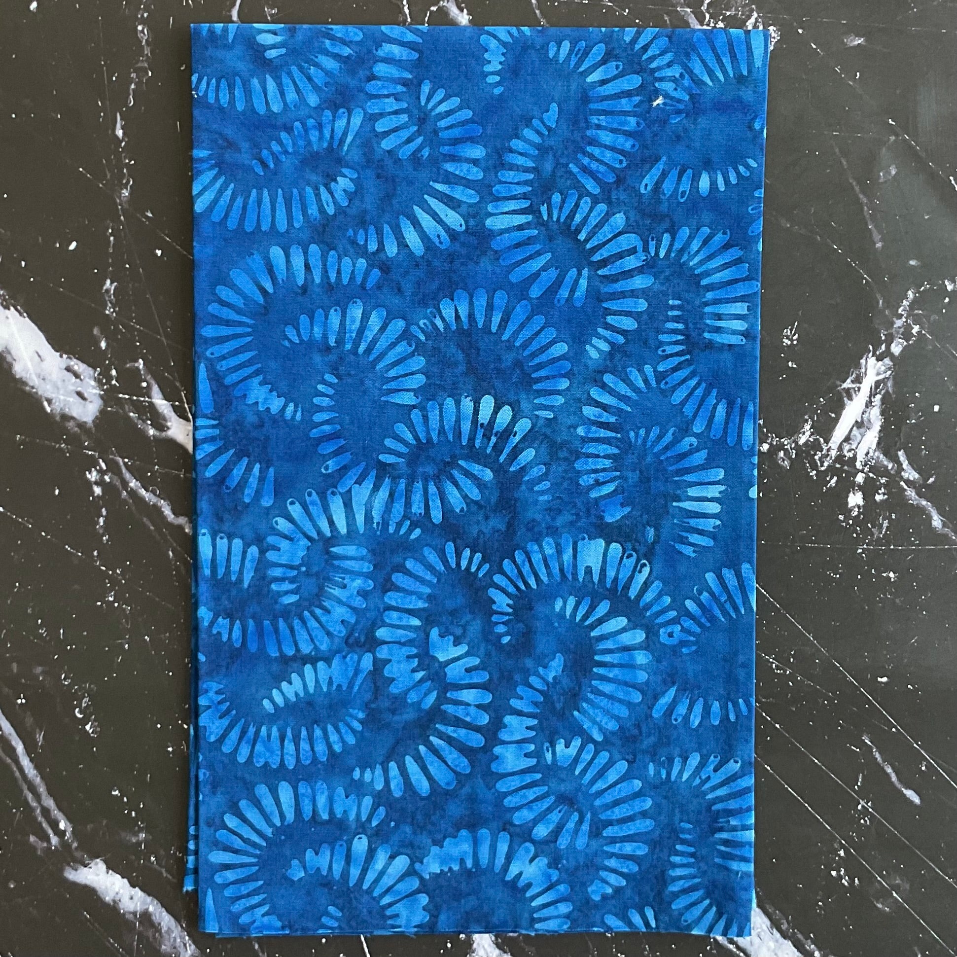 Splendor Quiltessentials 7 Batiks by Anthology Fabrics : Citrus Slice Indigo 440Q-7