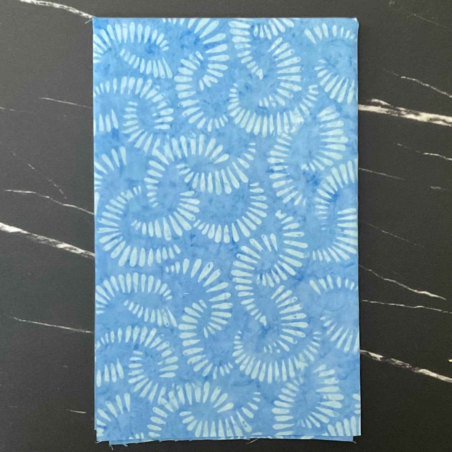 Splendor Quiltessentials 7 Batiks by Anthology Fabrics : Citrus Slice Periwinkle 440Q-6